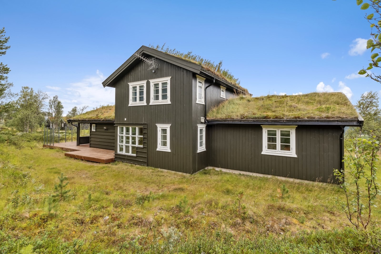 Omgivelsene er fredelige og naturskjønne, med flotte turmuligheter rett utenfor døra. Galleribilde