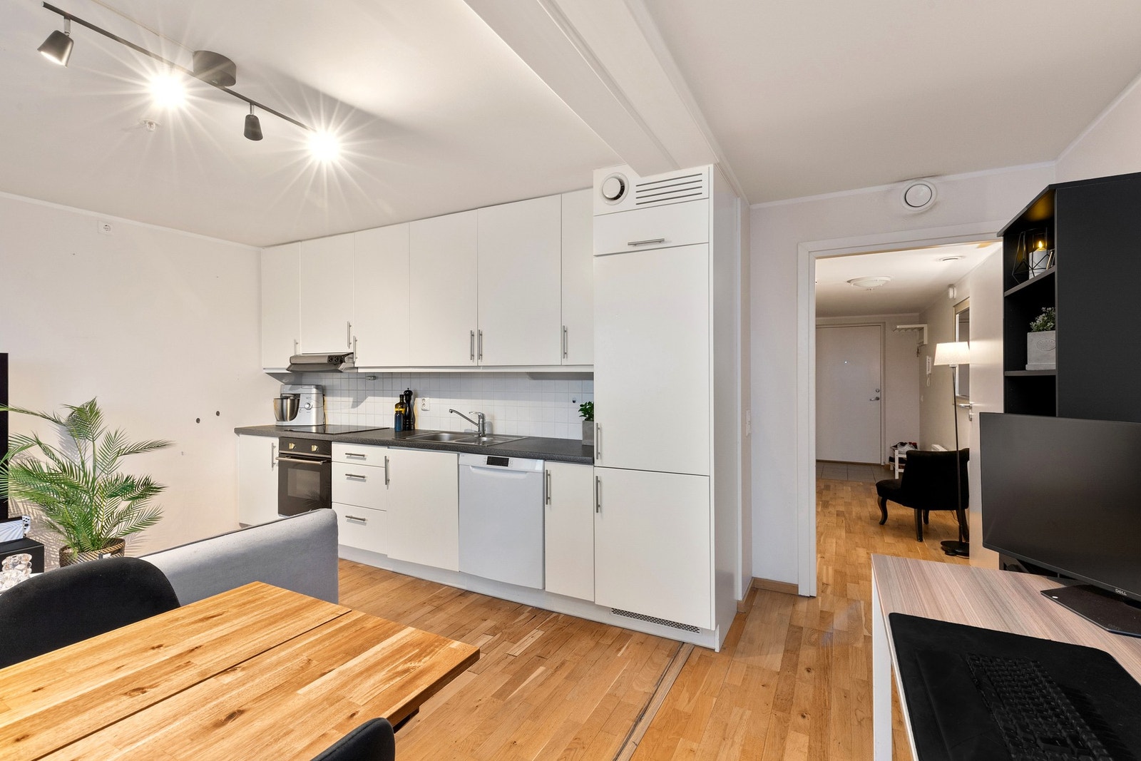 Kjøkkenet er praktisk plassert i egen del av stuen. Galleribilde