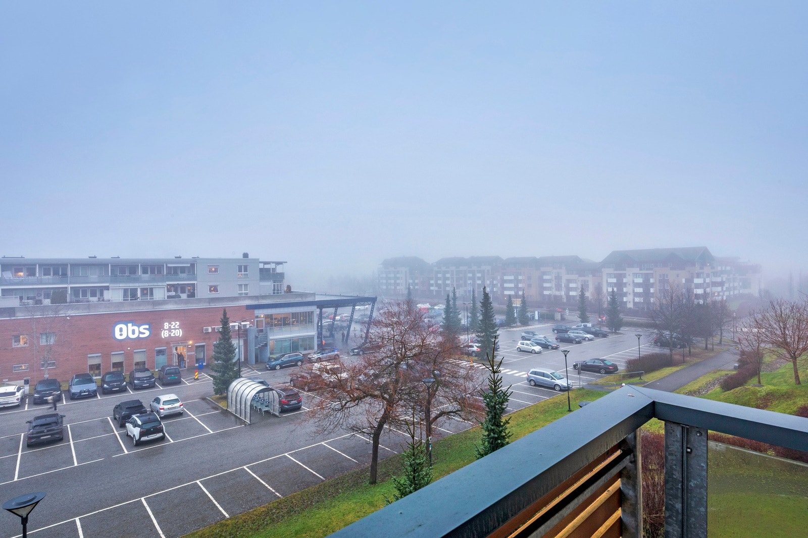 Den luftige avstanden til nabobygg gir balkongen et åpent, skjermet utsyn med behagelig privatliv. Galleribilde