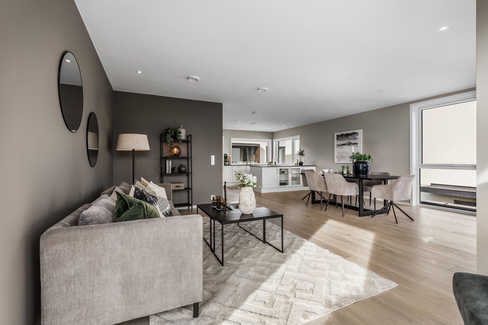 Møbleringsfriheten er god, og stuen er naturlig inndelt i ulike soner. Galleribilde