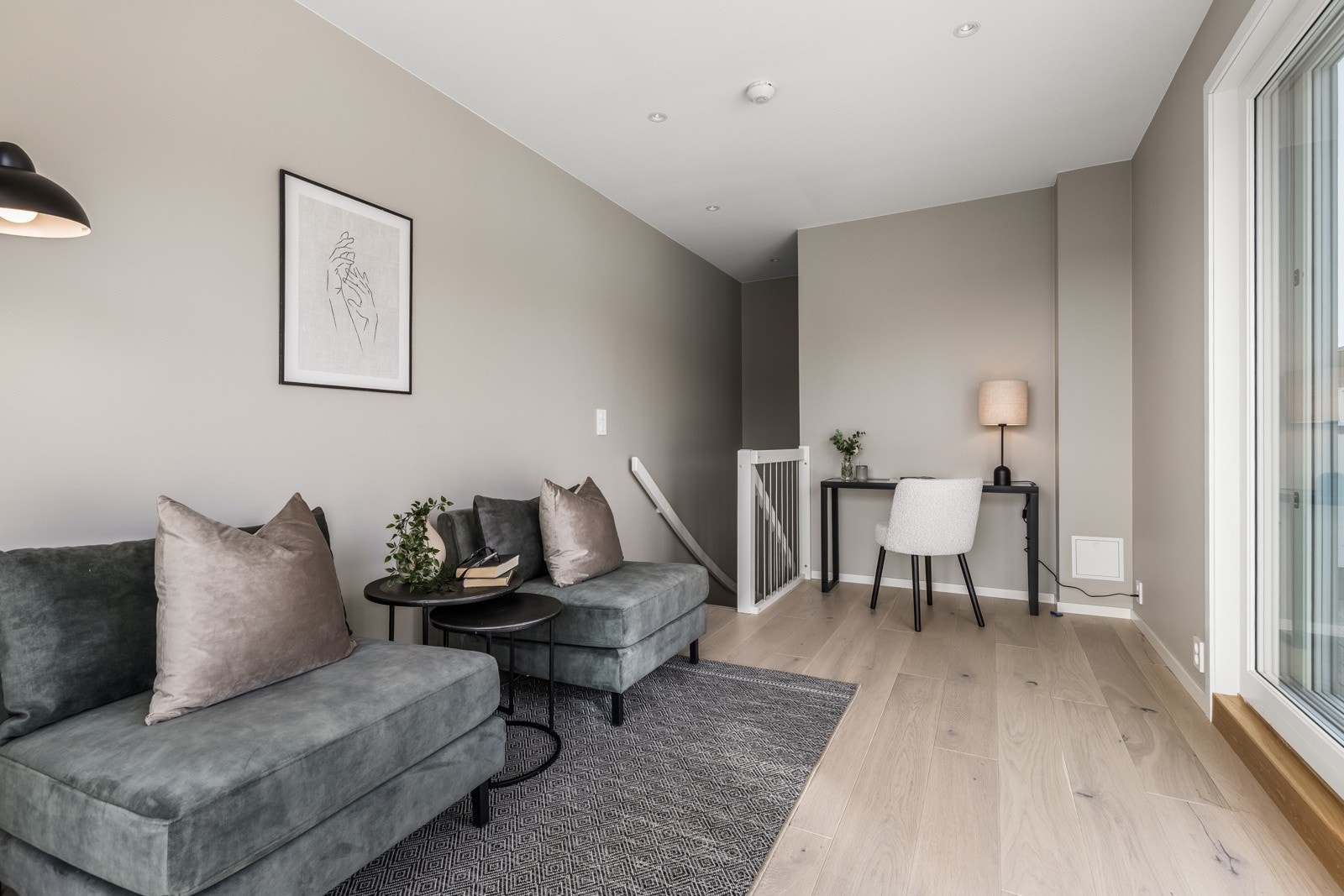 Øverst i huset finner man en herlig stue med utgang til takterrassen Galleribilde