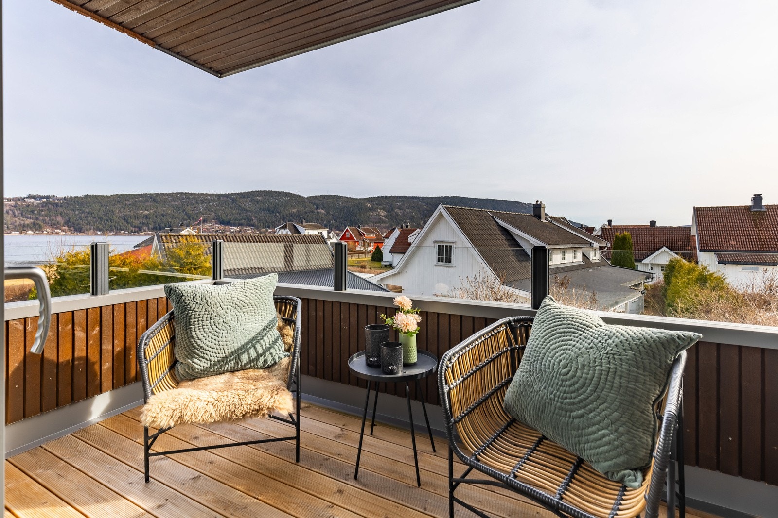 Sommerdagene tilbringes også på en overbygd balkong utenfor hovedstuen. Galleribilde