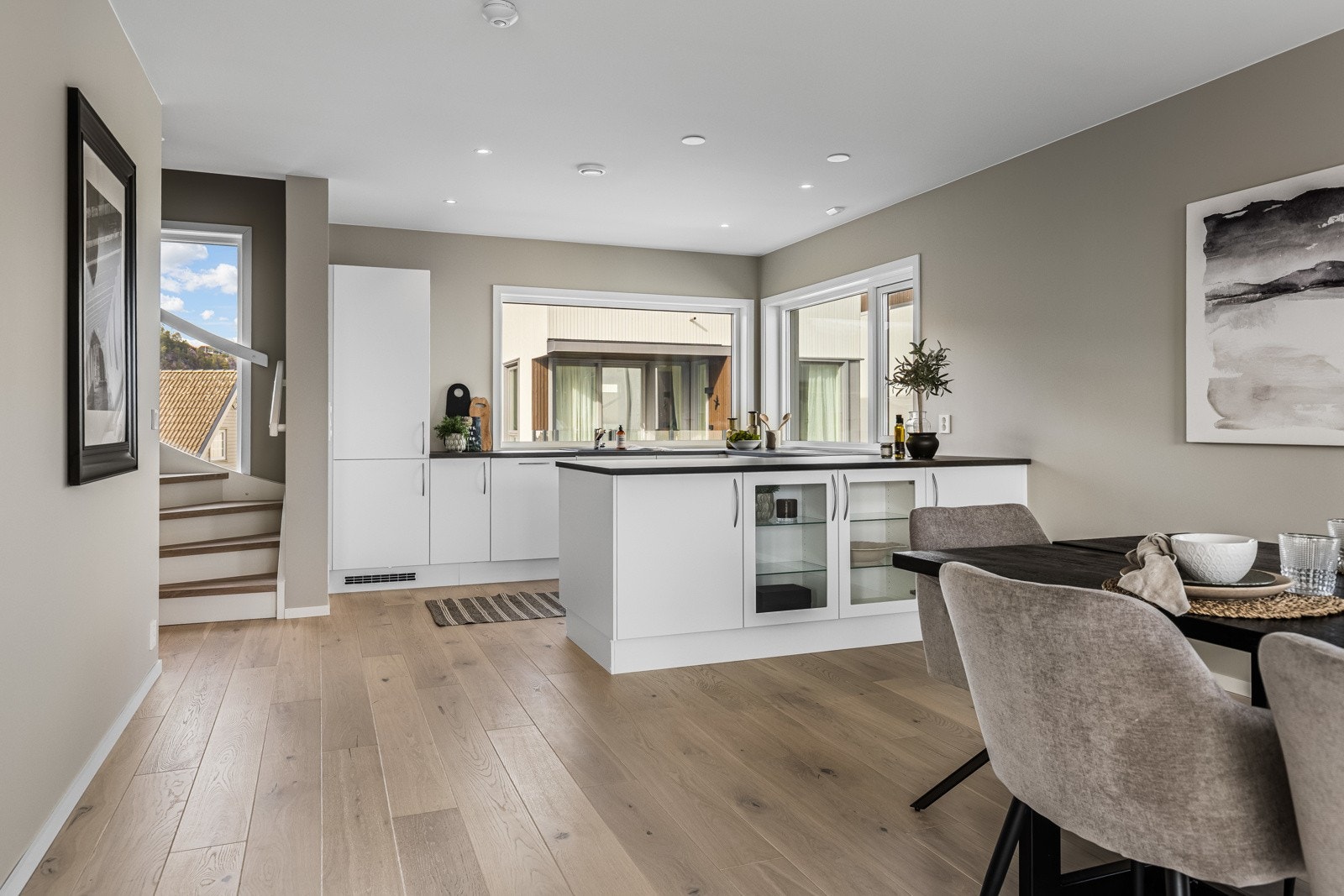 Dagslyset i stuen suppleres fint av downlights i deler av taket Galleribilde