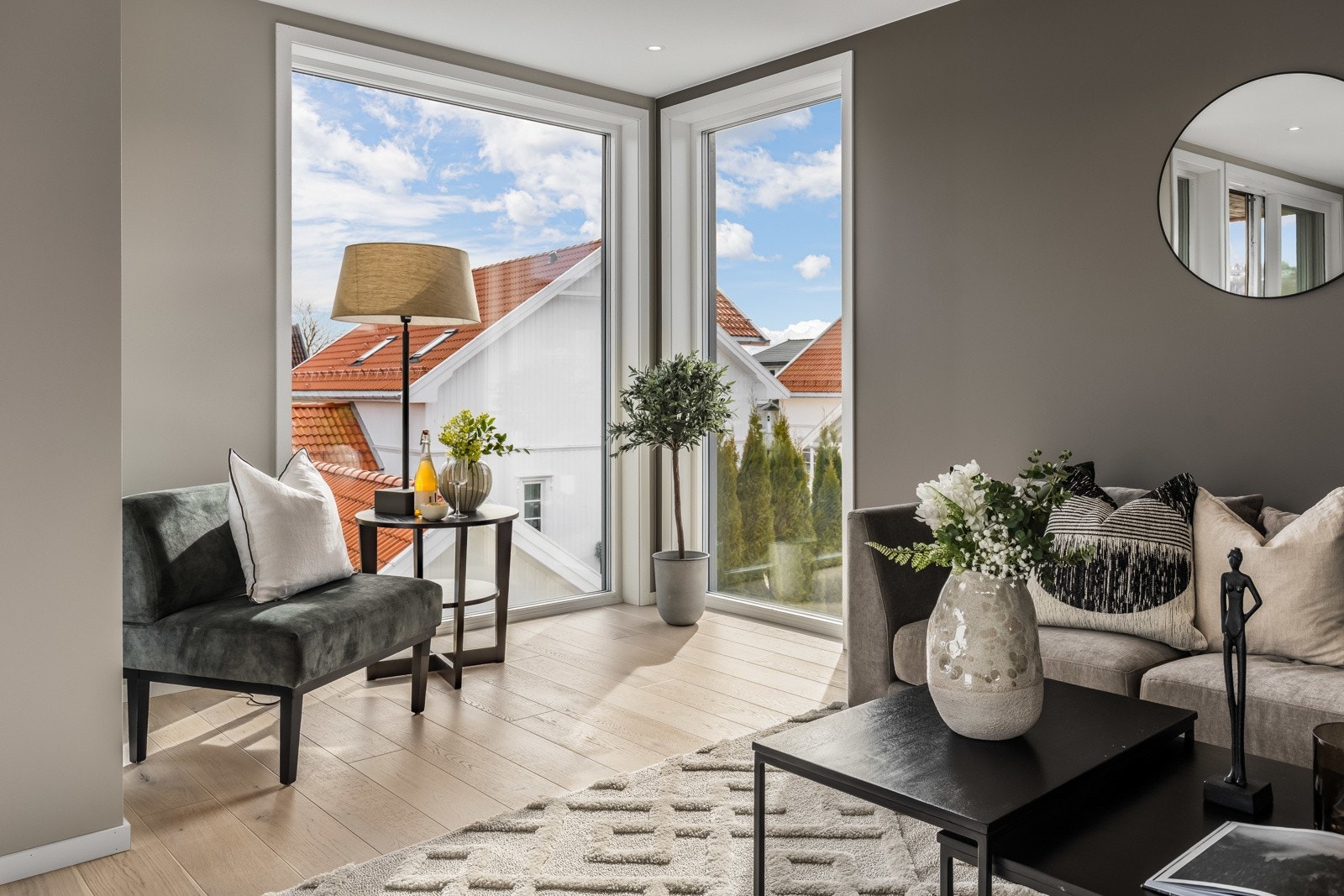 Et fint 1-stavs parkettgulv kombineres med veggflater malt i lysegrått og en mørk, trendy jordfarge. Galleribilde