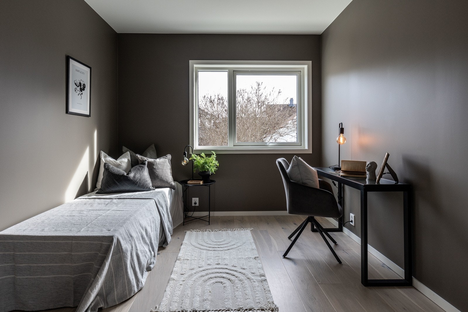 Gulvet har 1-stavs parkett, og veggene er malt i mørke trendfarger for en lun og avslappende atmosfære. Galleribilde