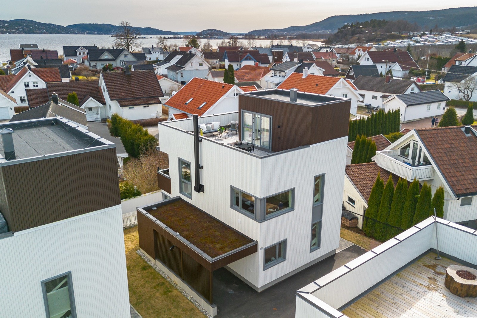 En fin plassering innerst på feltet gjør at ingen går forbi boligen for å komme til sitt hus. Galleribilde