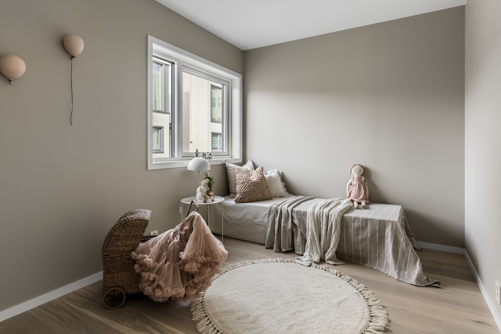 Alle rommene innredes enkelt med skap eller andre garderobeløsninger Galleribilde