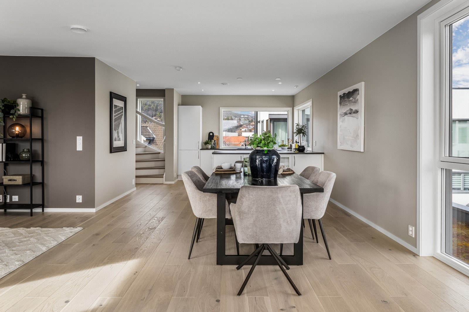 Et pent og tidløst kjøkken er oppført innerst i stuen Galleribilde