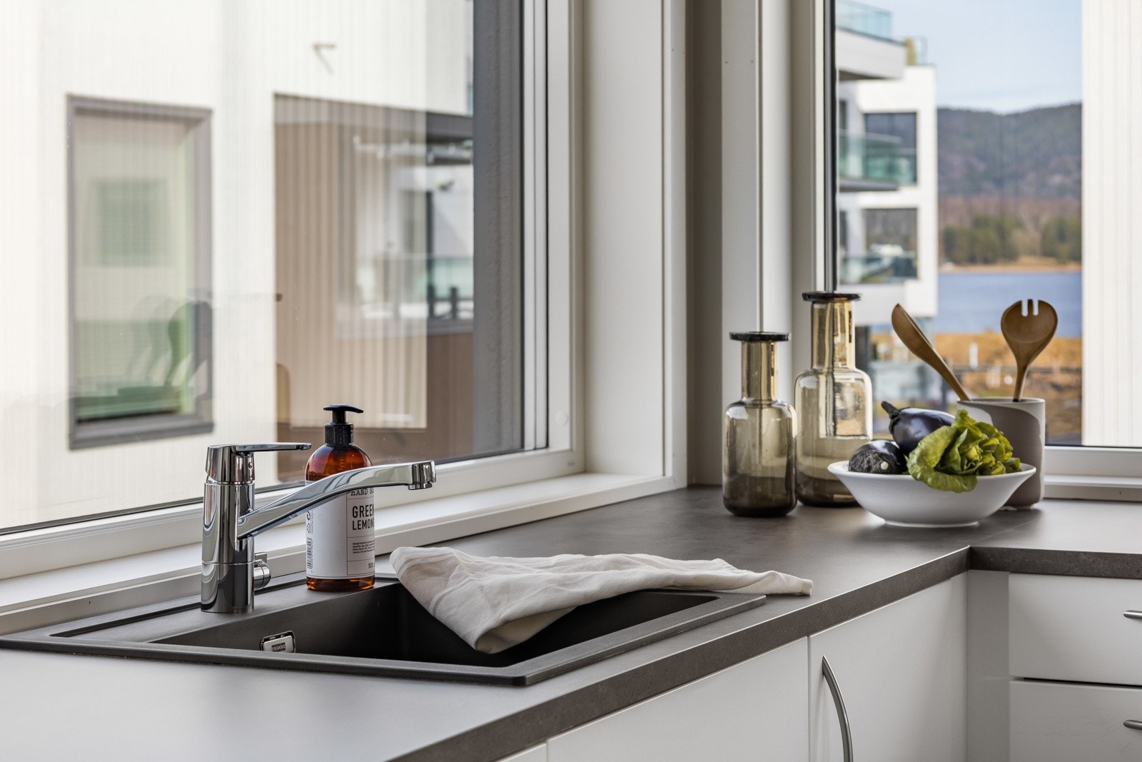 De store vinduene gir et luftigere uttrykk på kjøkkenet. Galleribilde