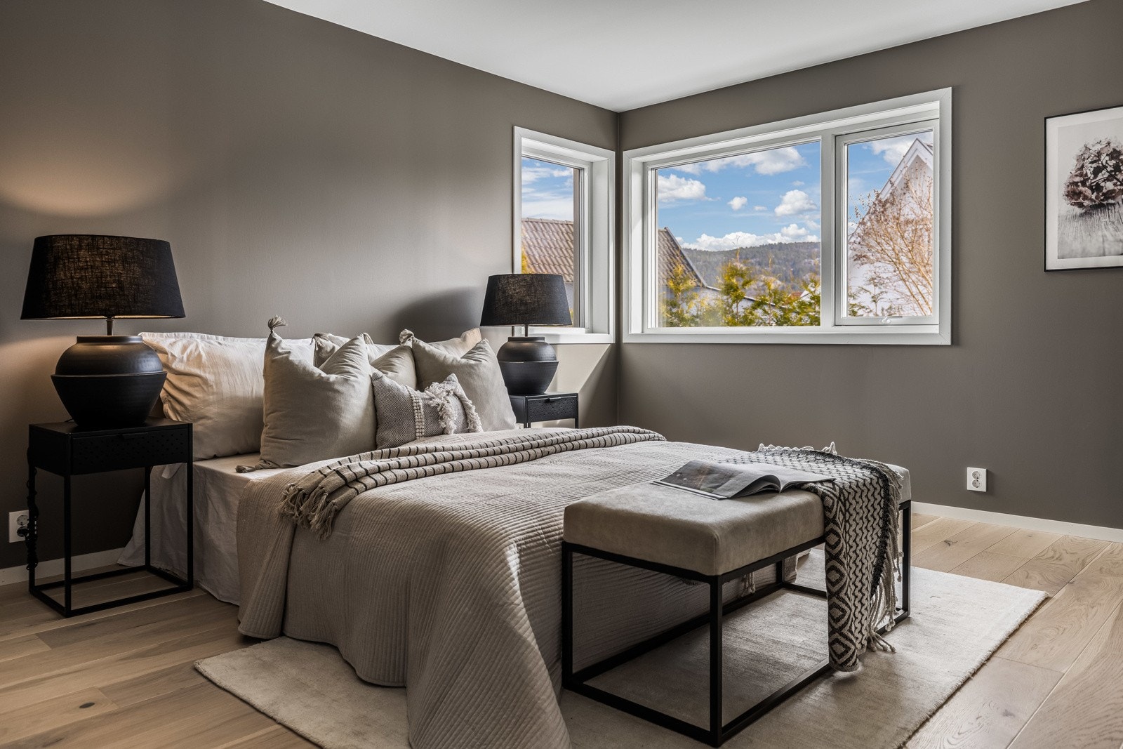 å hovedsoverommet er det god plass til både dobbeltseng og annet møblement. Galleribilde