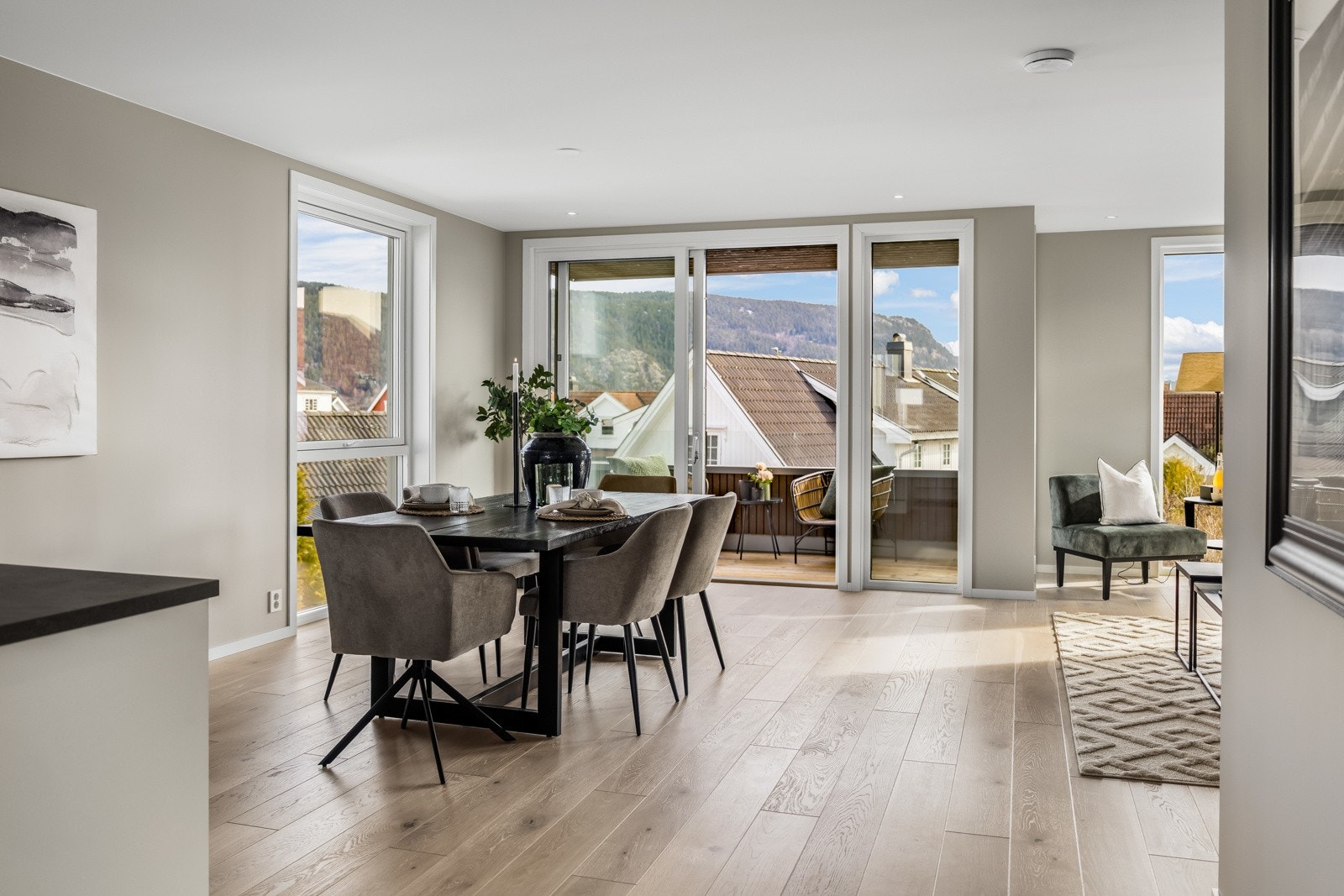 Vinduene i front går helt ned til gulvet, og inkluderer en skyvedør til balkongen ? en deilig romforlengelse i sommerhalvåret. Galleribilde