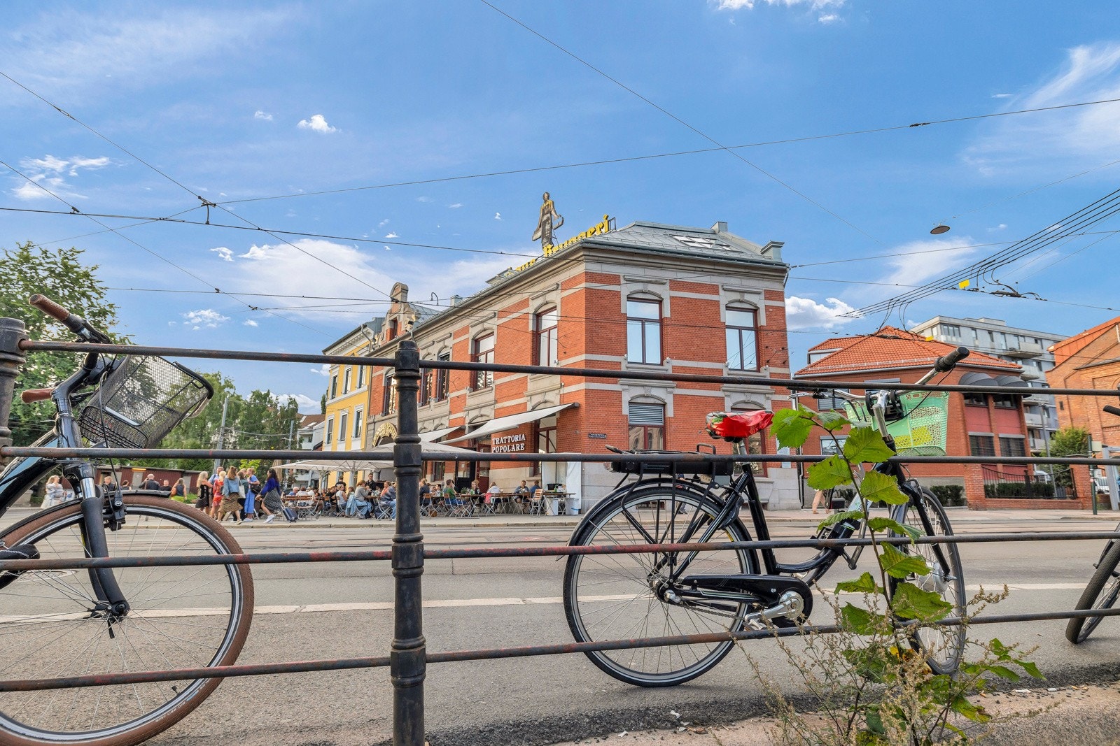 Carl Berner Torg ligger også like ved som åpnet sine dører i 2021 og Carl Berner Passasjen der man finner bl.a. apotek, vinmonopol, blomsterbutikk m.m. like ved. Galleribilde