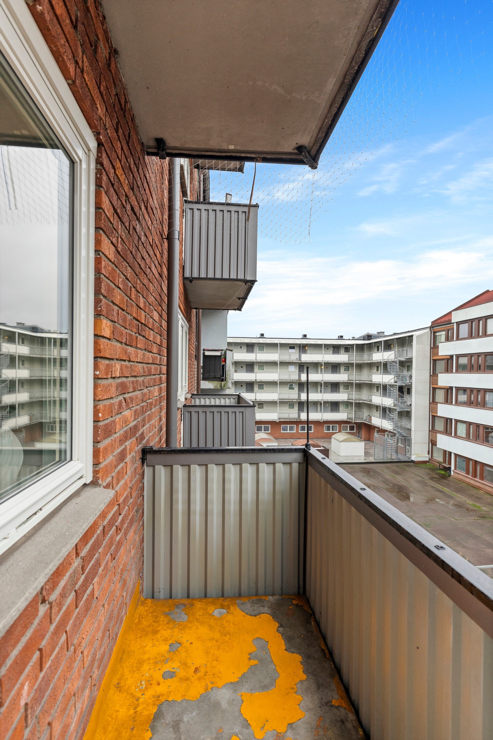 Balkongen er overbygd og er på ca. 3 kvm. Galleribilde