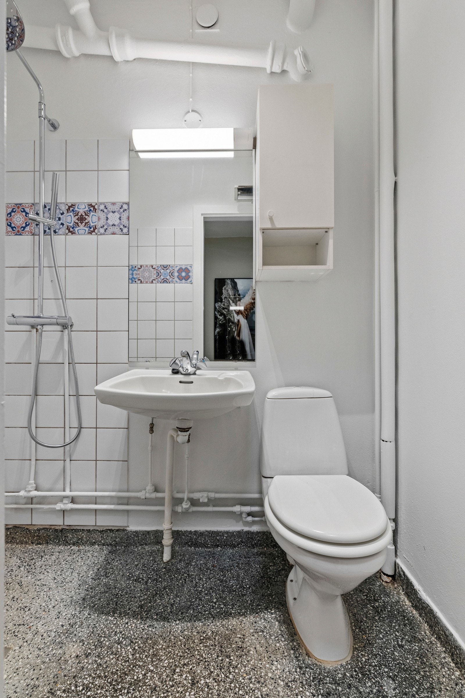 Dels flislagt bad med slipt betonggulv. Galleribilde