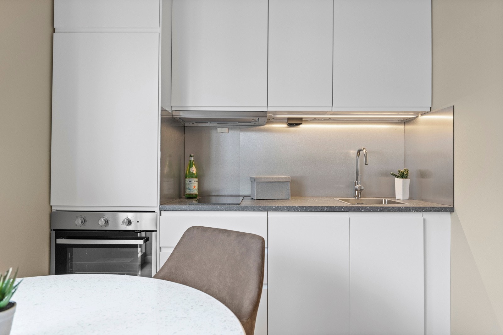 Integrert hvitevarer med platetopp, stekeovn, oppvaskmaskin og kjøl-/fryseskap. Galleribilde