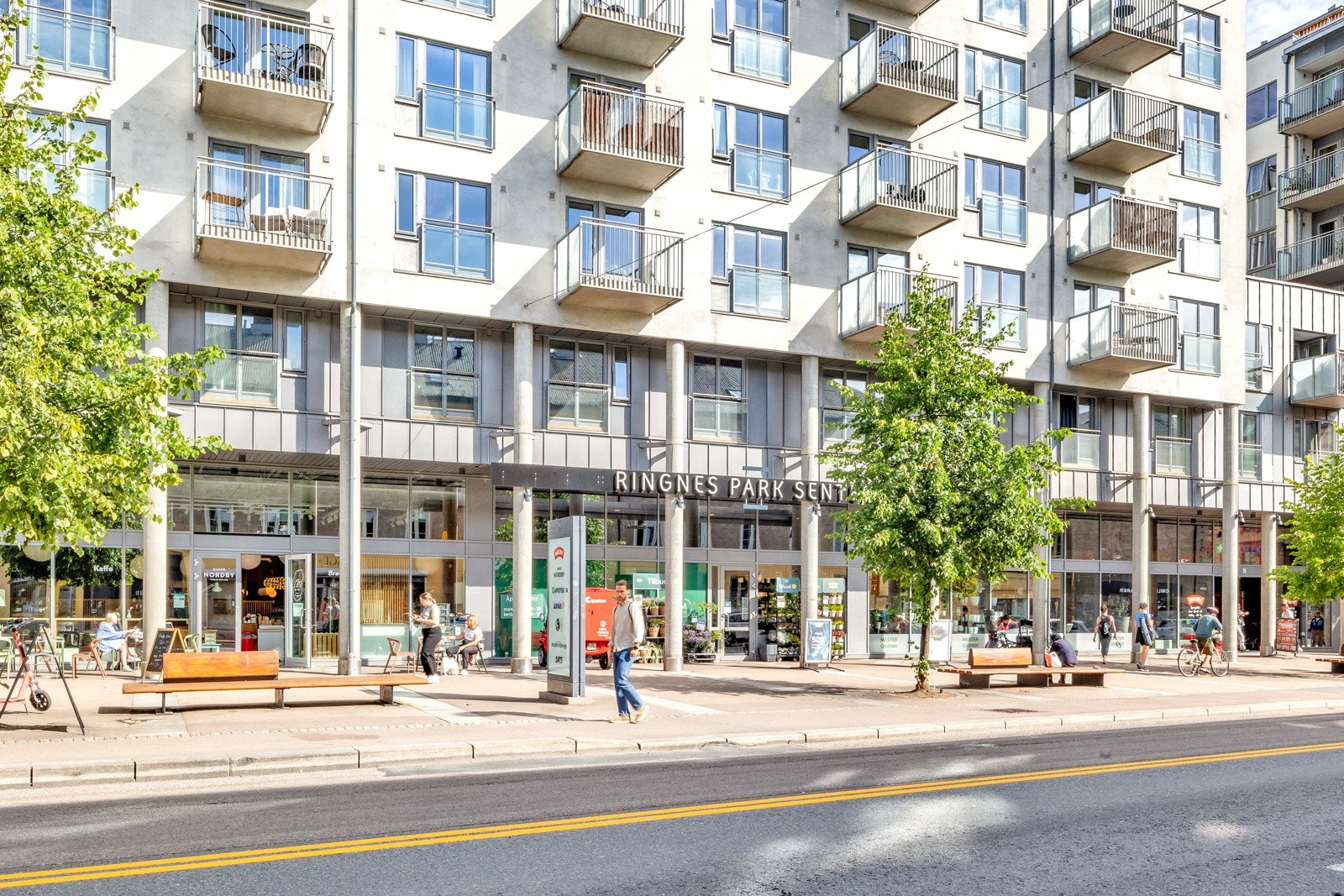 Det er kort vei til Vulkan med Mathallen etc. og Markveien som tilbyr et variert utvalg med bl.a. dagligvare, post, bank, minibank, apotek, vinmonopol, blomsterbutikk, frisør, kafé/restaurant, lege, tannlege og interiør- og motebutikker etc. Galleribilde