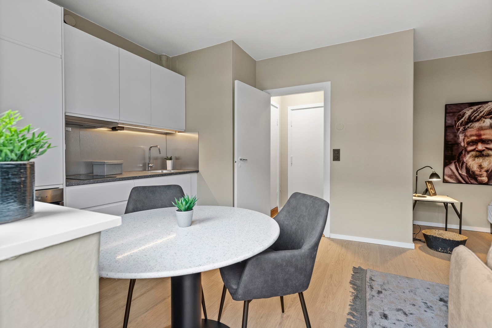 Her er det laminat benkeplate med nedfelt oppvaskkum. Galleribilde