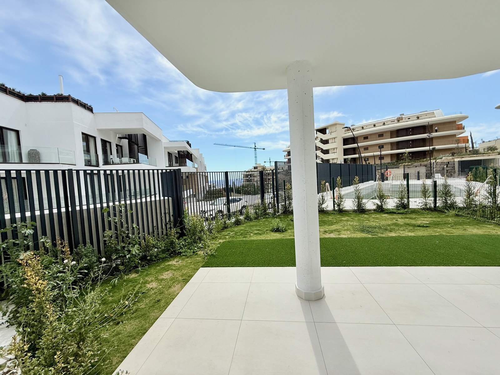 Overbygget terrasse og hage, åpen utsikt Galleribilde