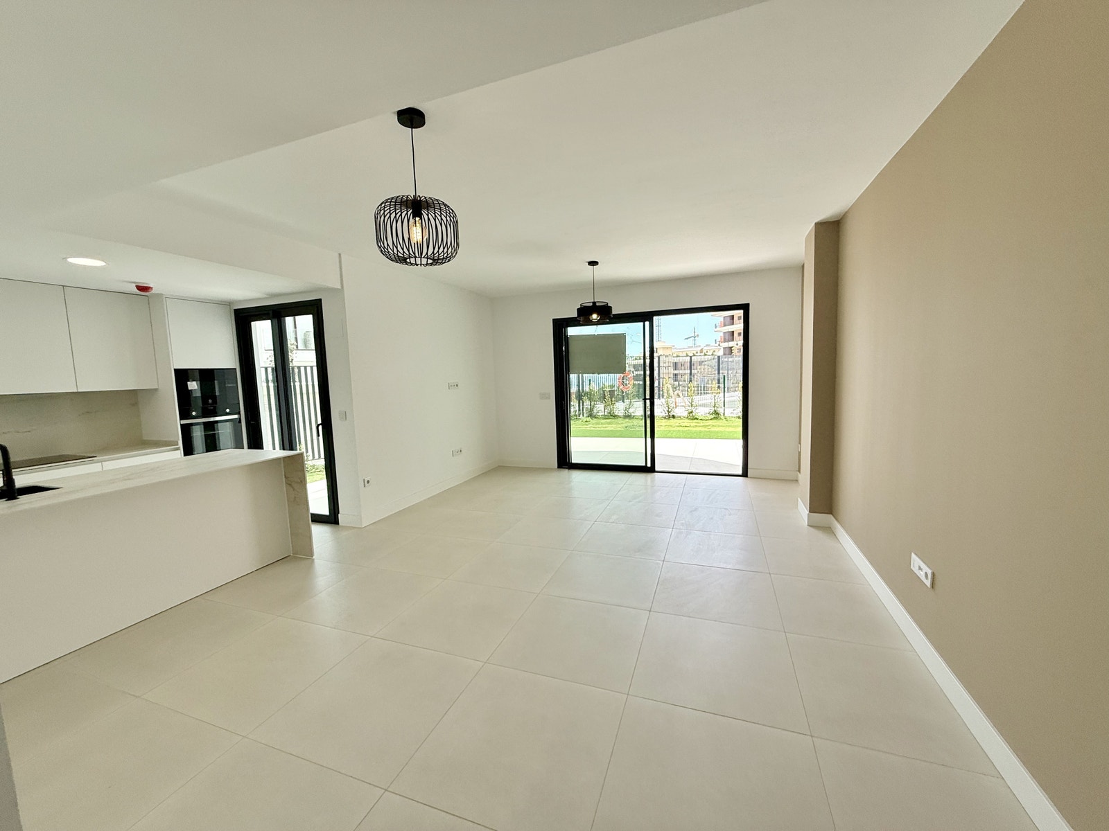 Åpent kjøkken og romslig stue Galleribilde