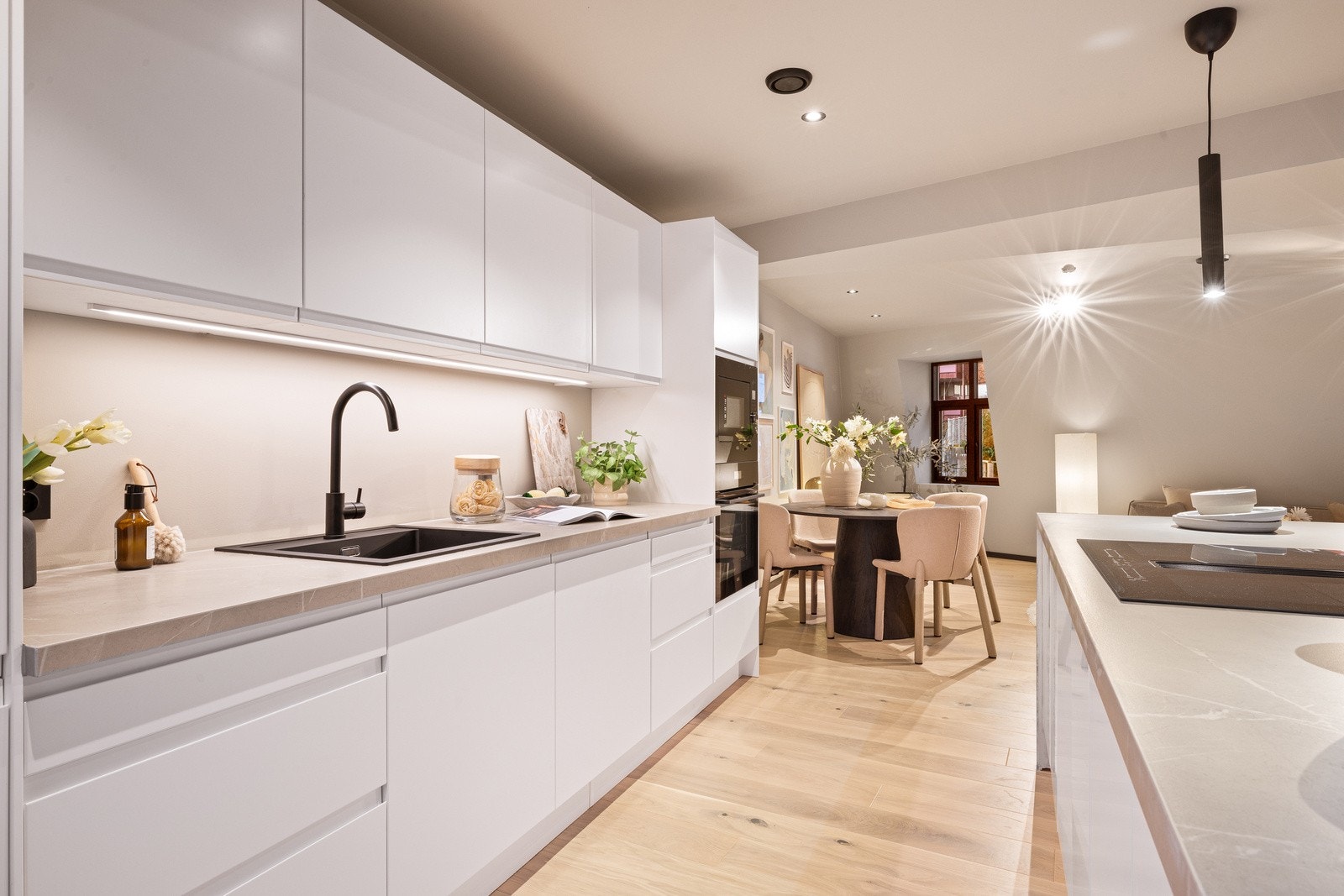 Kjøkkenet er et pent HTH kjøkken med påkostet benkeplate Galleribilde