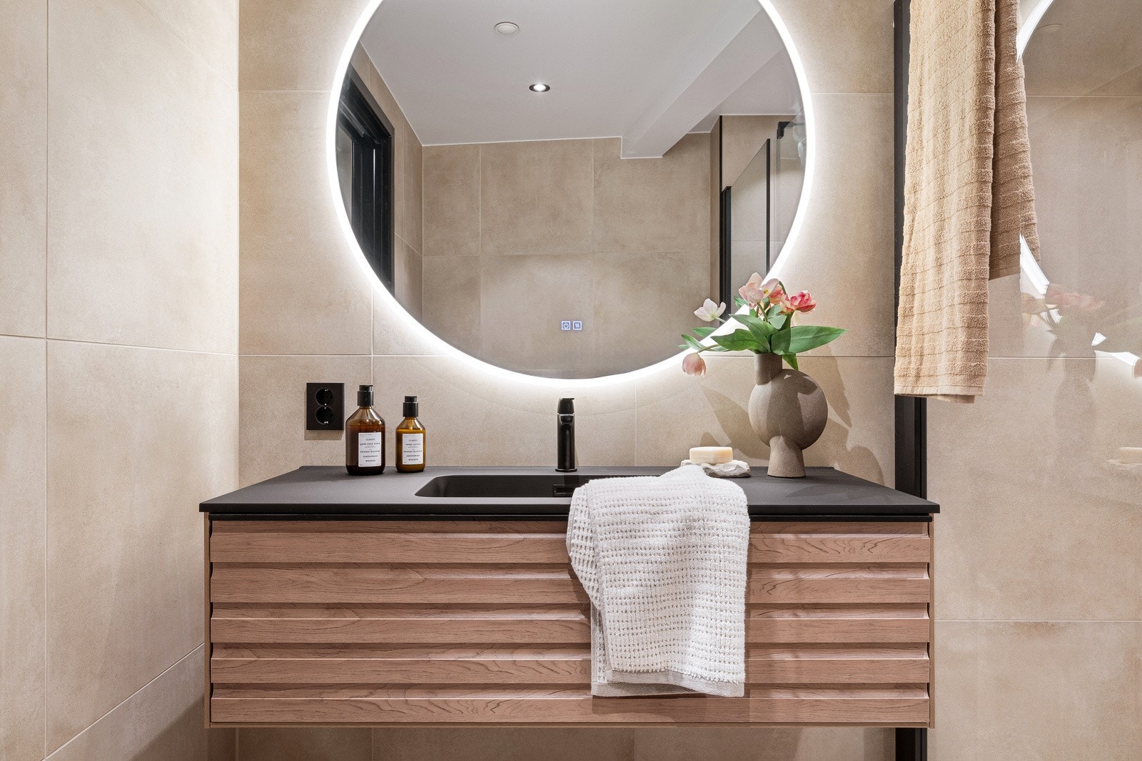 Flott møblement og bakbelyst speil Galleribilde