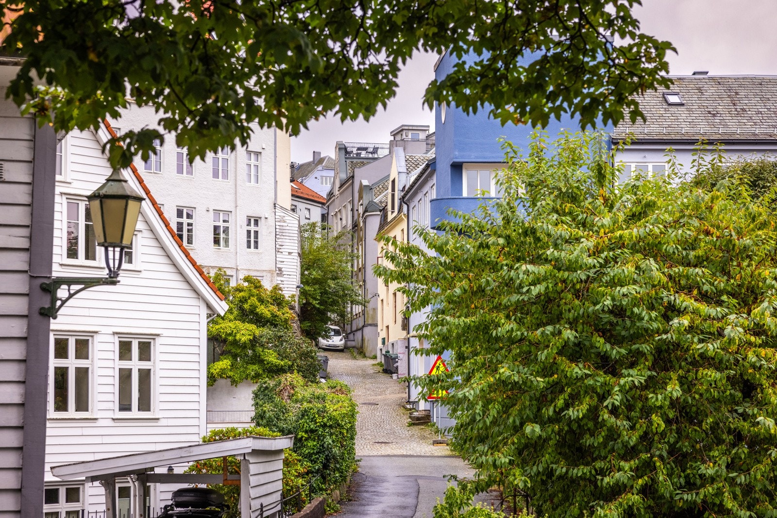 Rolig gate i Sandviken Galleribilde