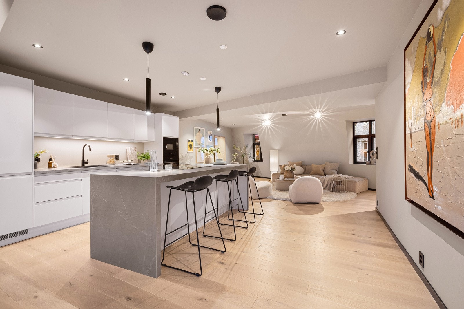 Romslig stue og kjøkkenløsning Galleribilde