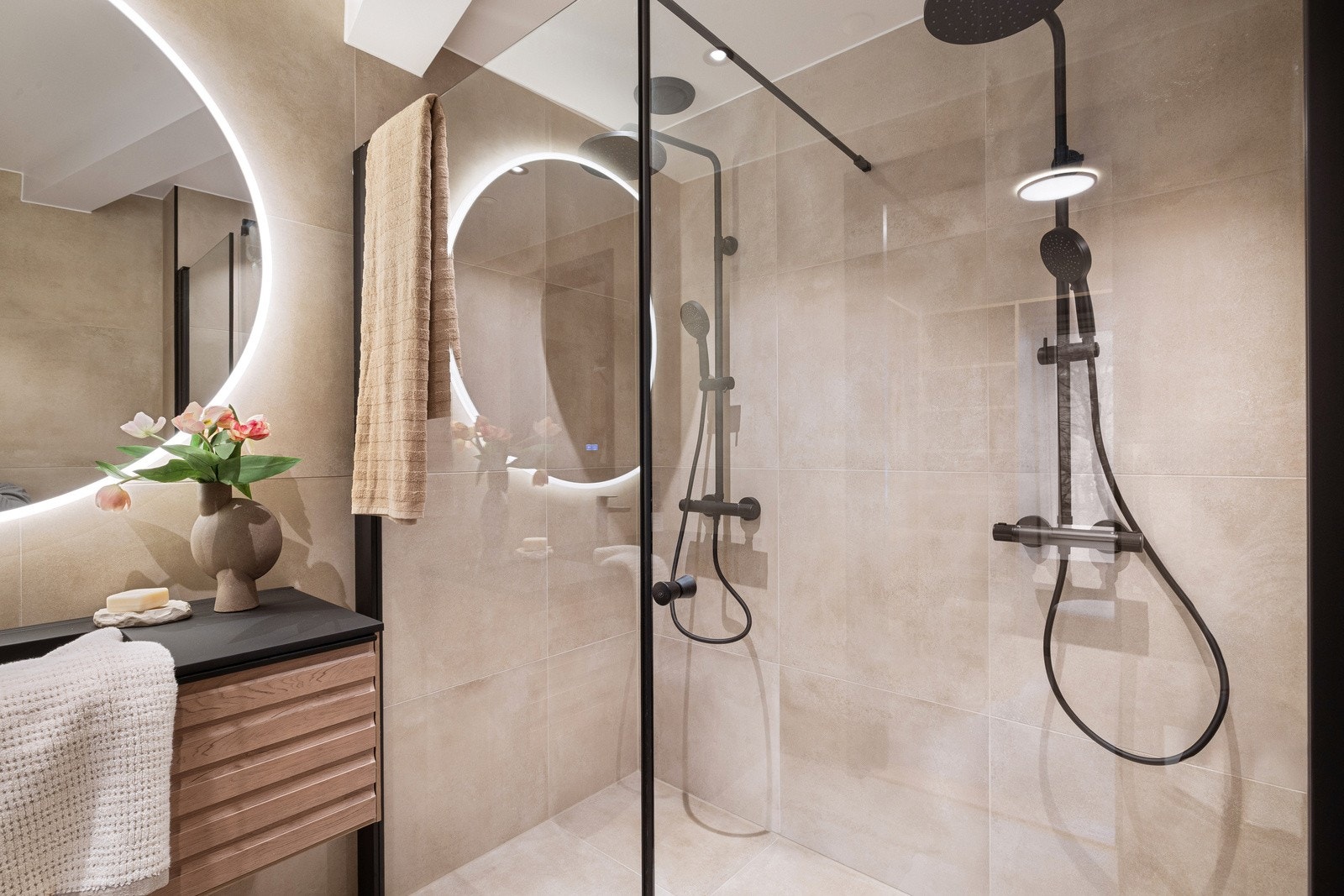 Romslig dobbeldusj Galleribilde