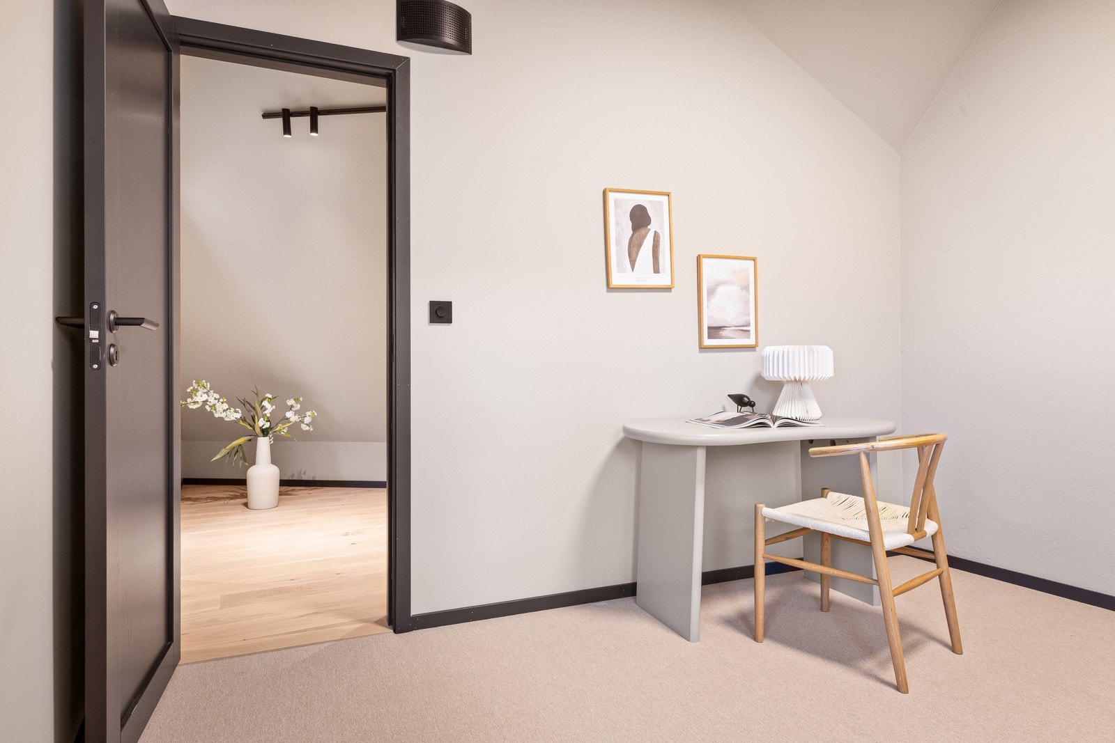 Plass til både seng, garderobe og pult Galleribilde