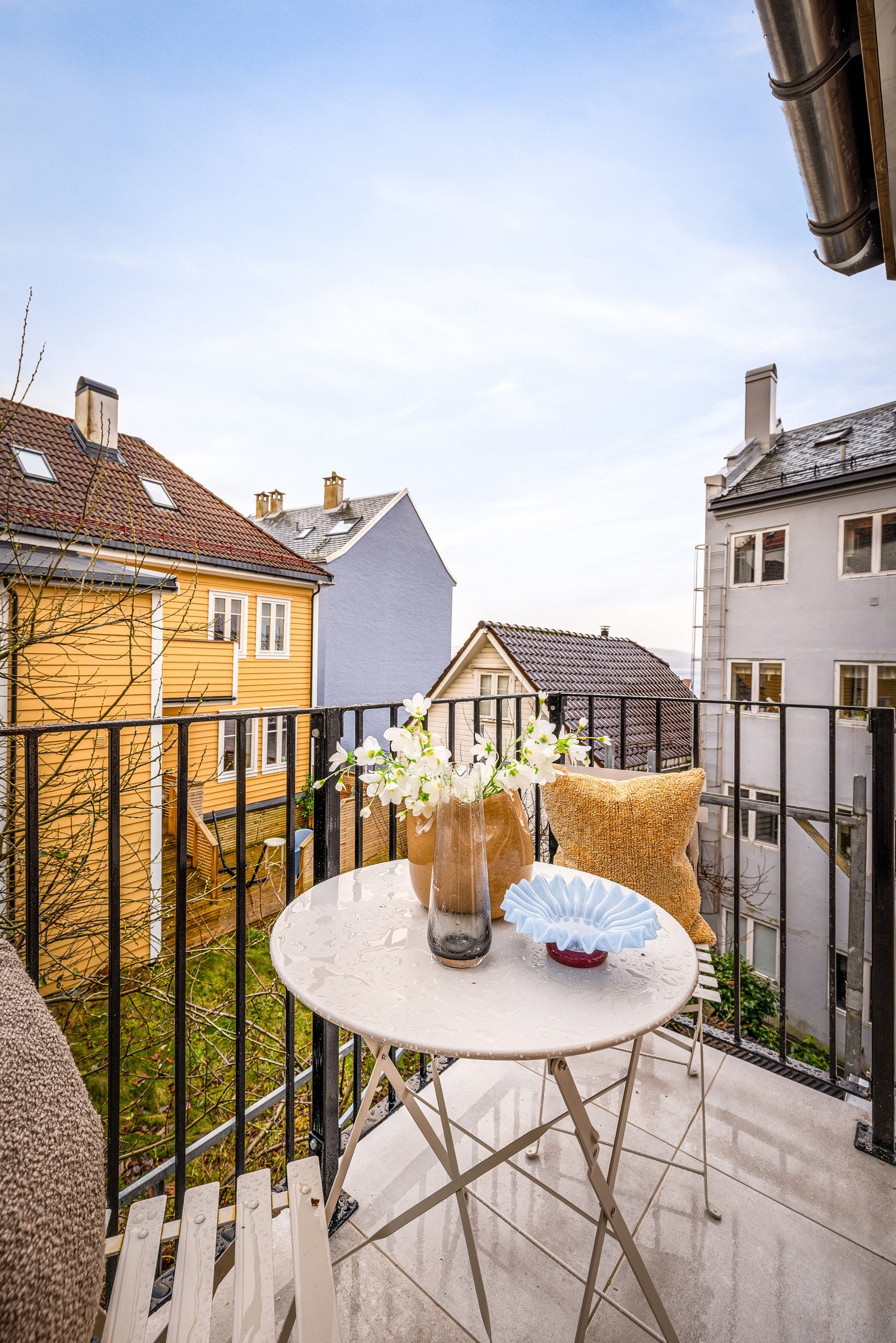 Plass til cafesett og en morgenkaffe Galleribilde
