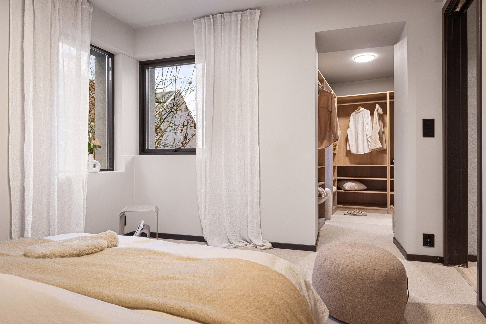 Inngang til eget garderoberom, mellom soverom og bad Galleribilde