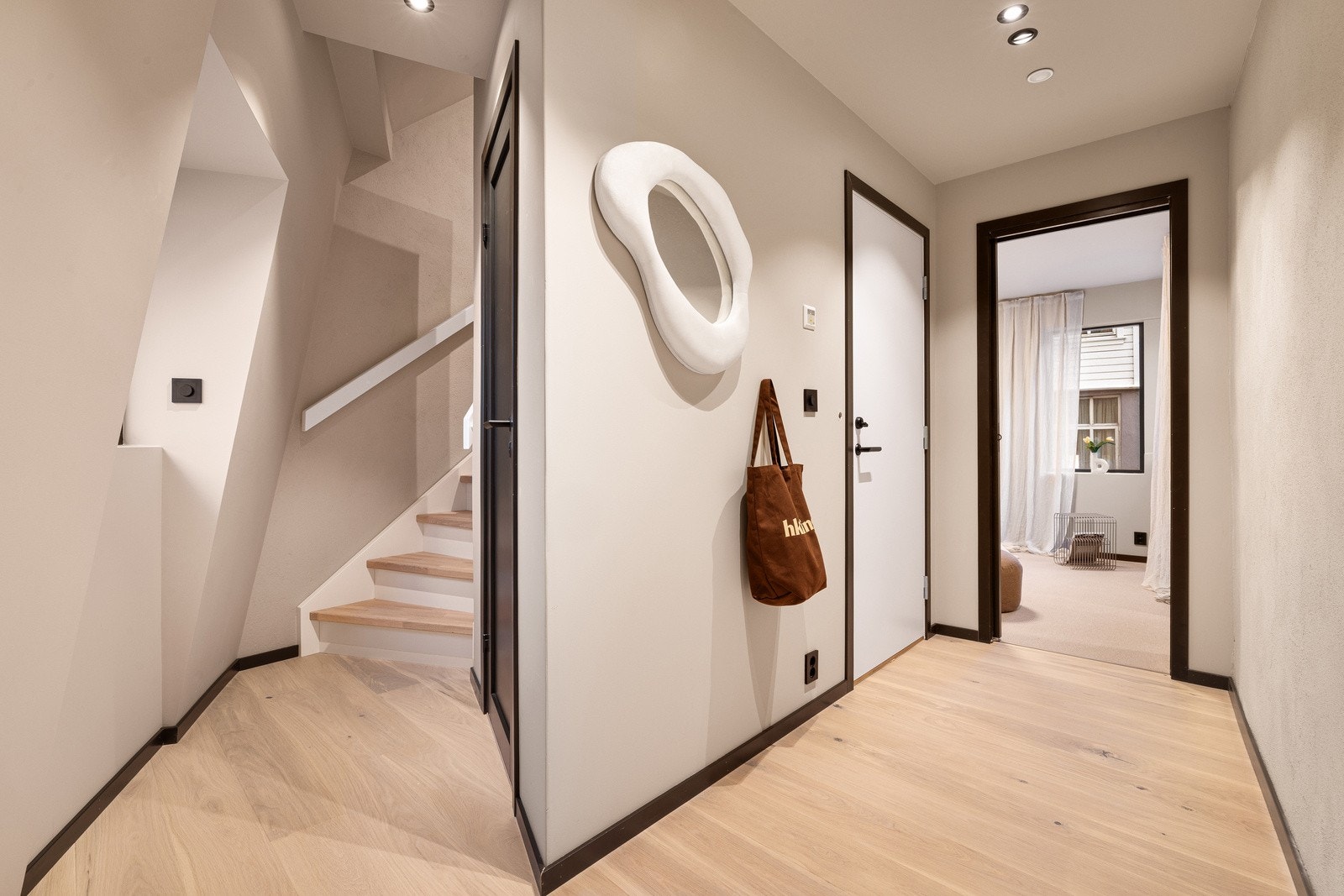 Entré med muligheter for oppheng etc. og trapp videre til loft Galleribilde