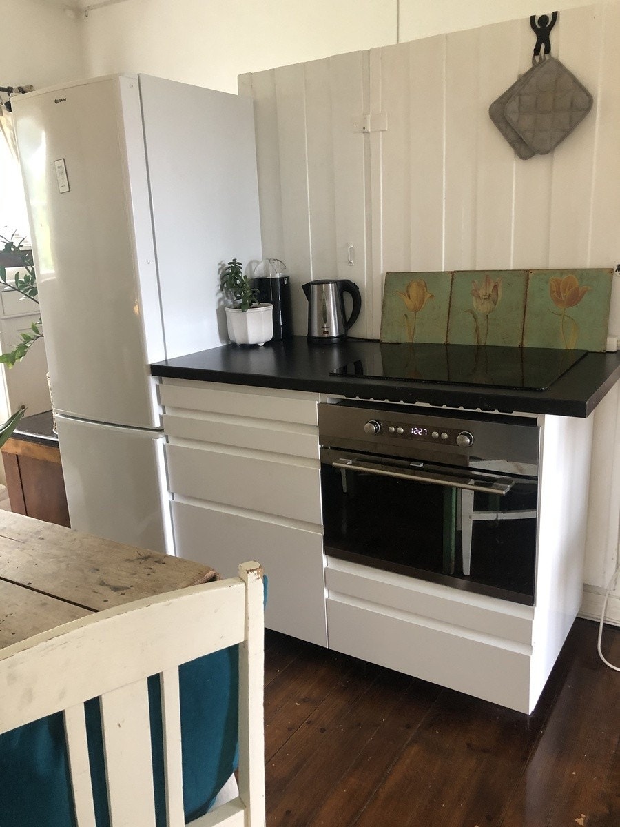 Kjøkken med stekeovn og kombiskap Galleribilde