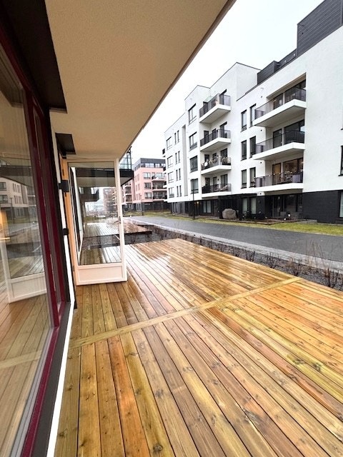 Stor delvis overbygd markterrasse. Galleribilde