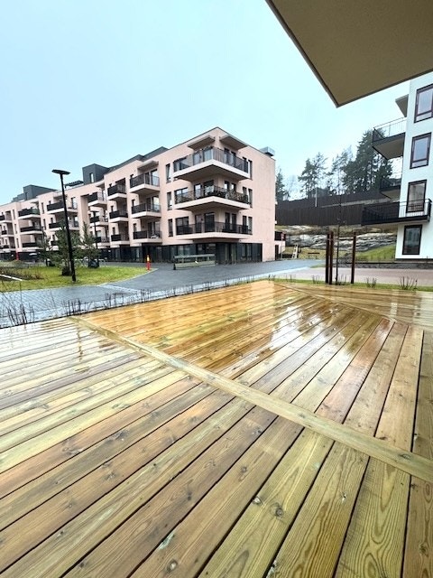 Stor delvis overbygd markterrasse. Galleribilde