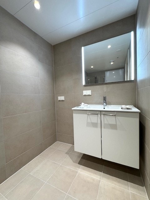 Bad med dusjhjørne og opplegg for vaskemaskin. Galleribilde