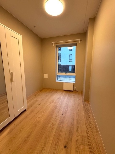 Soverom 1 med garderobeskap. Galleribilde