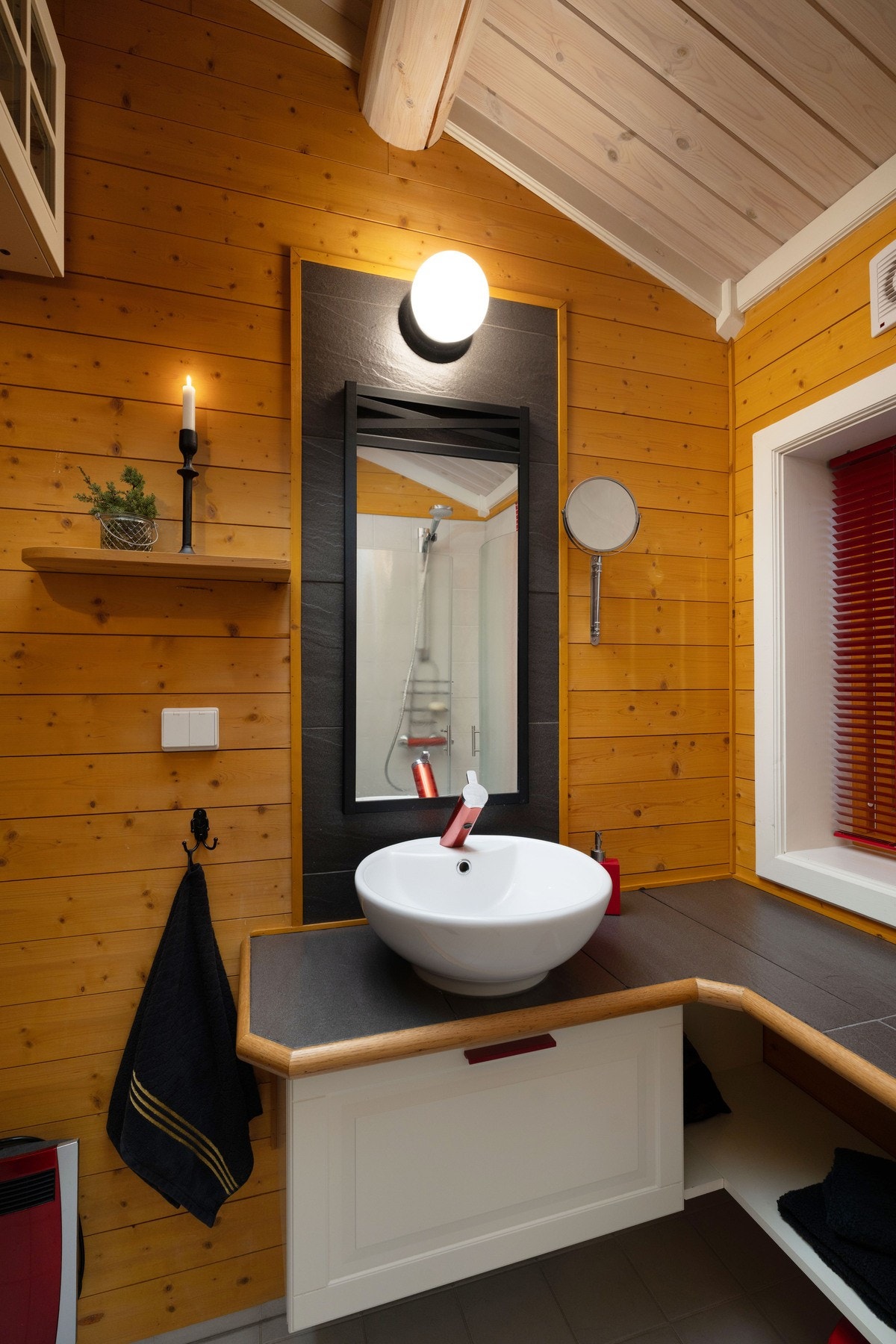 Hytten har to bad Galleribilde