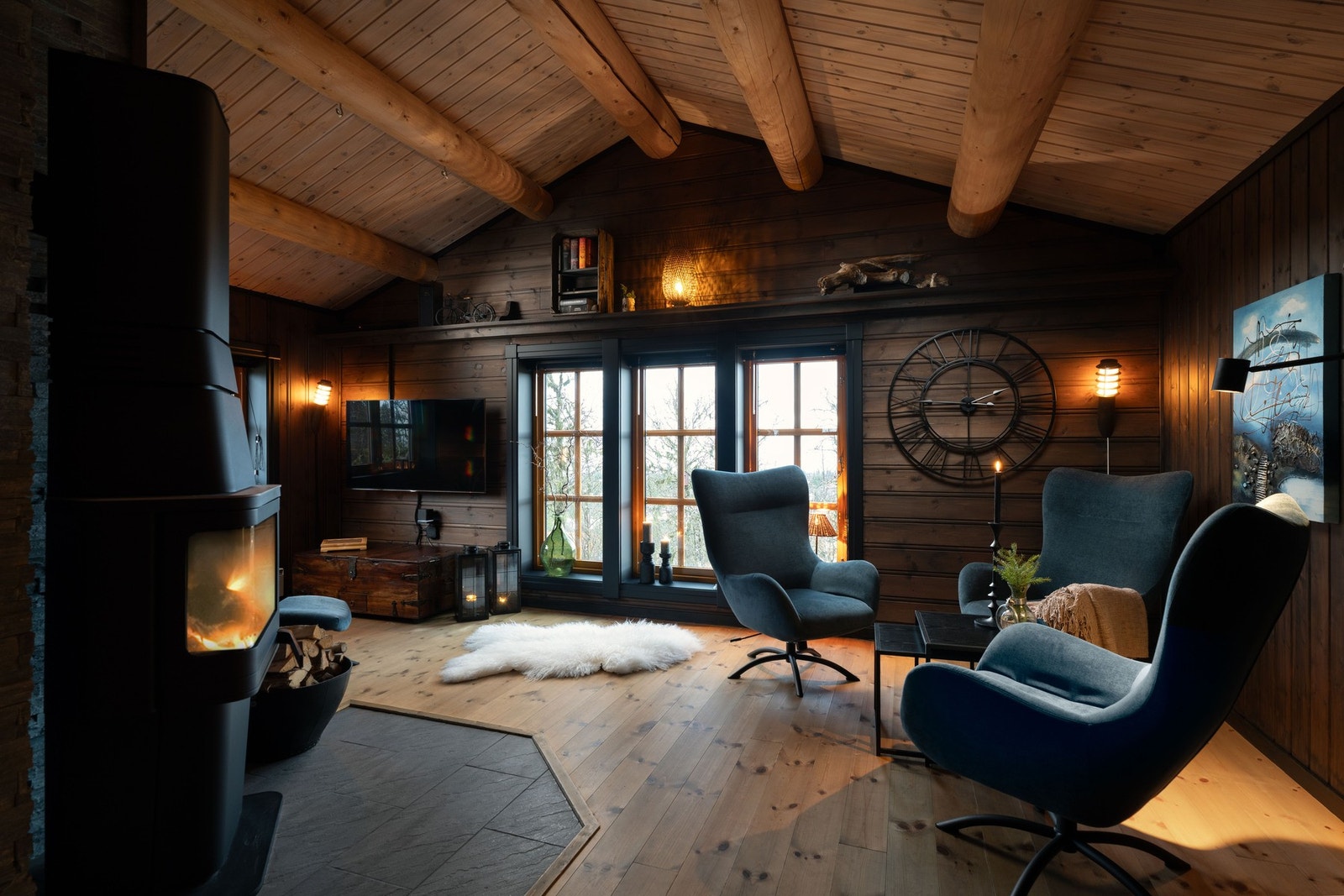 Lun tv-stue med naturen tett på Galleribilde