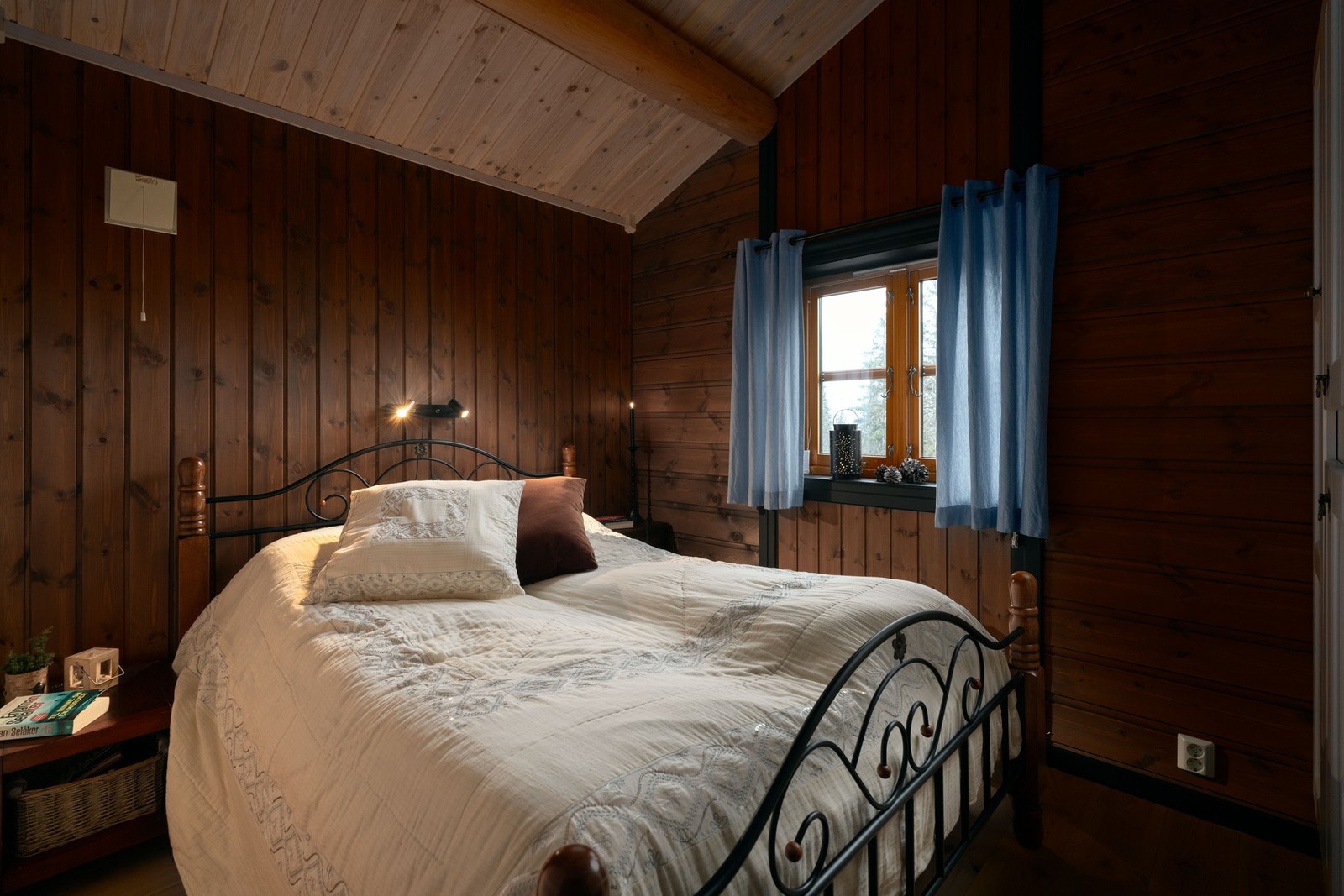 Drøm søtt i myke dyner omringet av frisk fjelluft Galleribilde