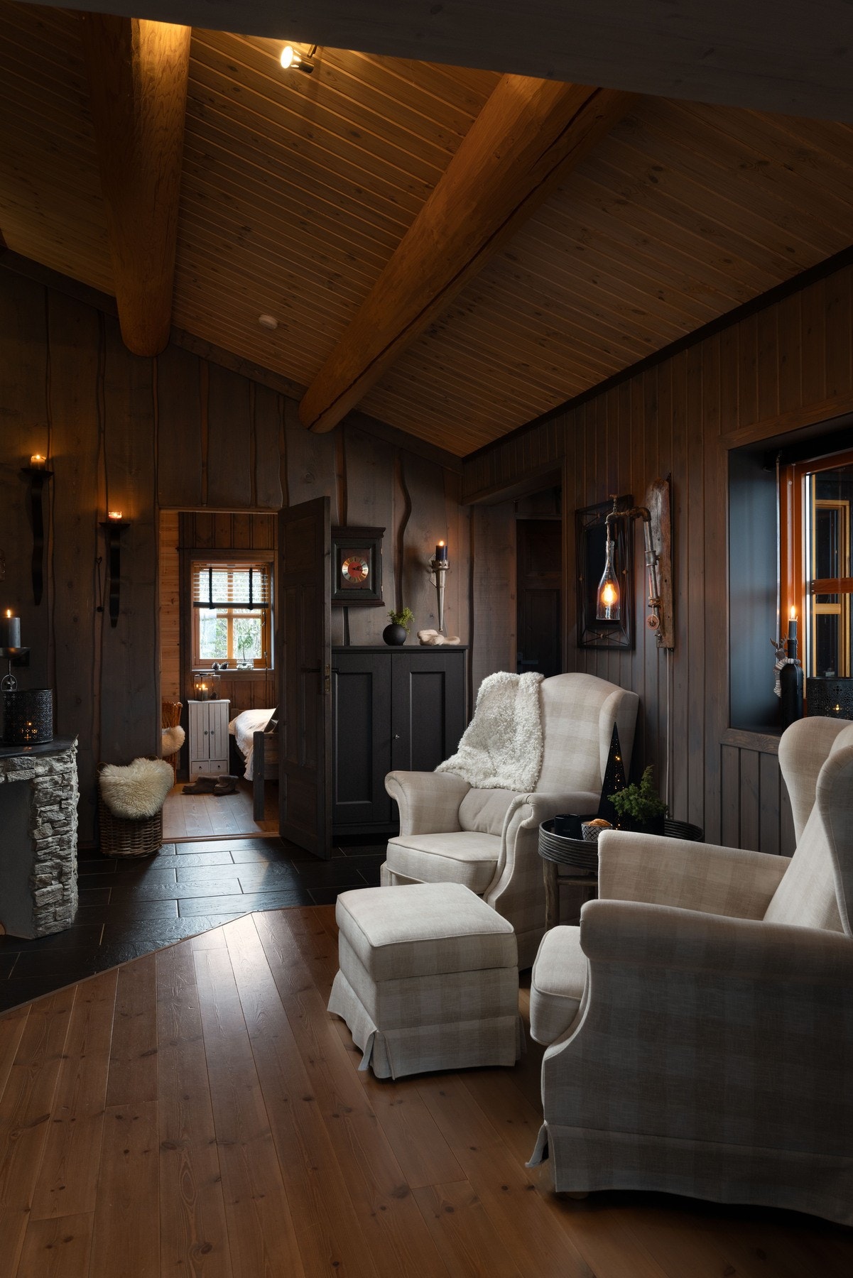 Kryp opp i godstolen med en varm kopp kakao etter en aktiv dag i fjellet Galleribilde