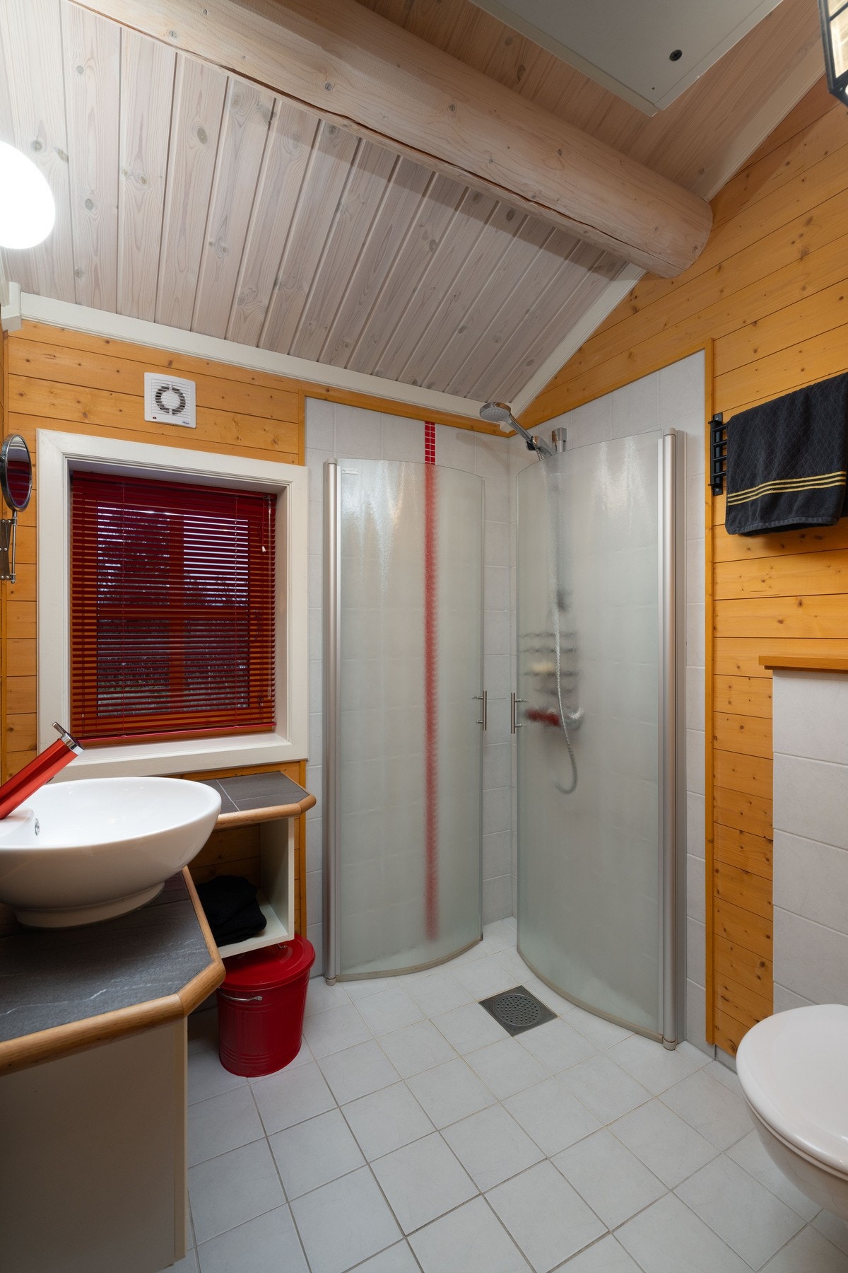 Badet har flislagt gulv Galleribilde