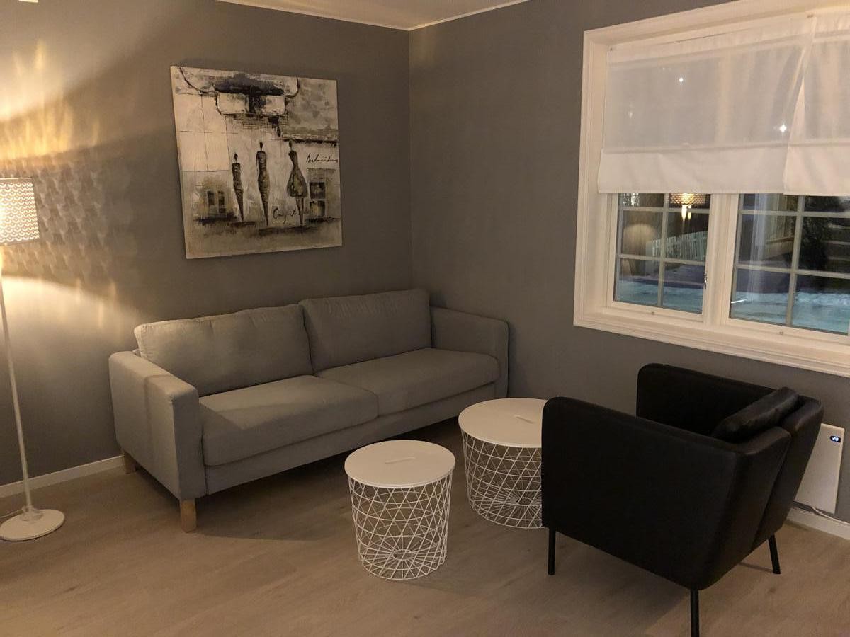 Større sofa er satt inn. Galleribilde