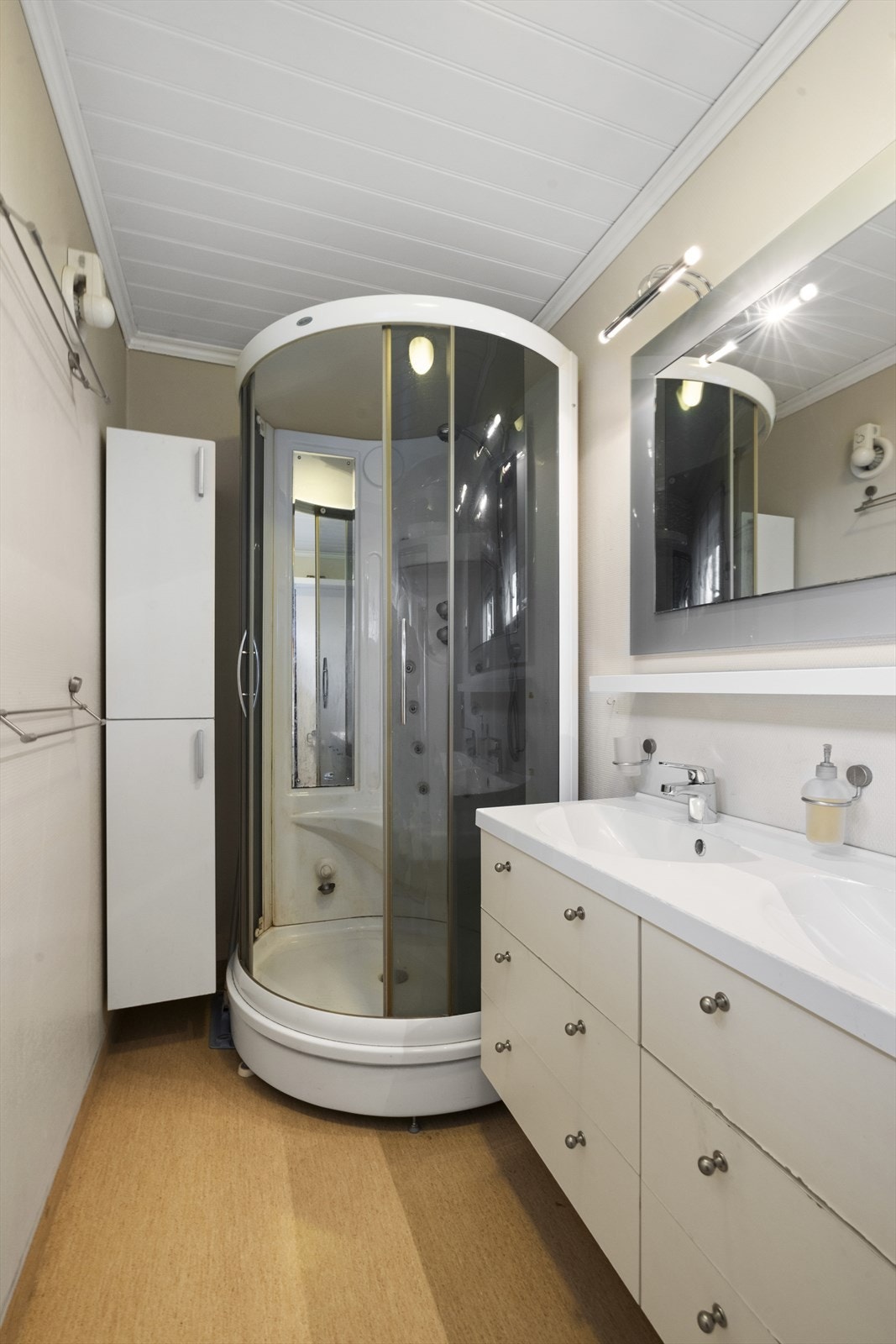 Baderommet i hovedetasjen er oppgradert i 2001, med malt glassfiberstrie på vegger og vinylbelegg på gulv Galleribilde