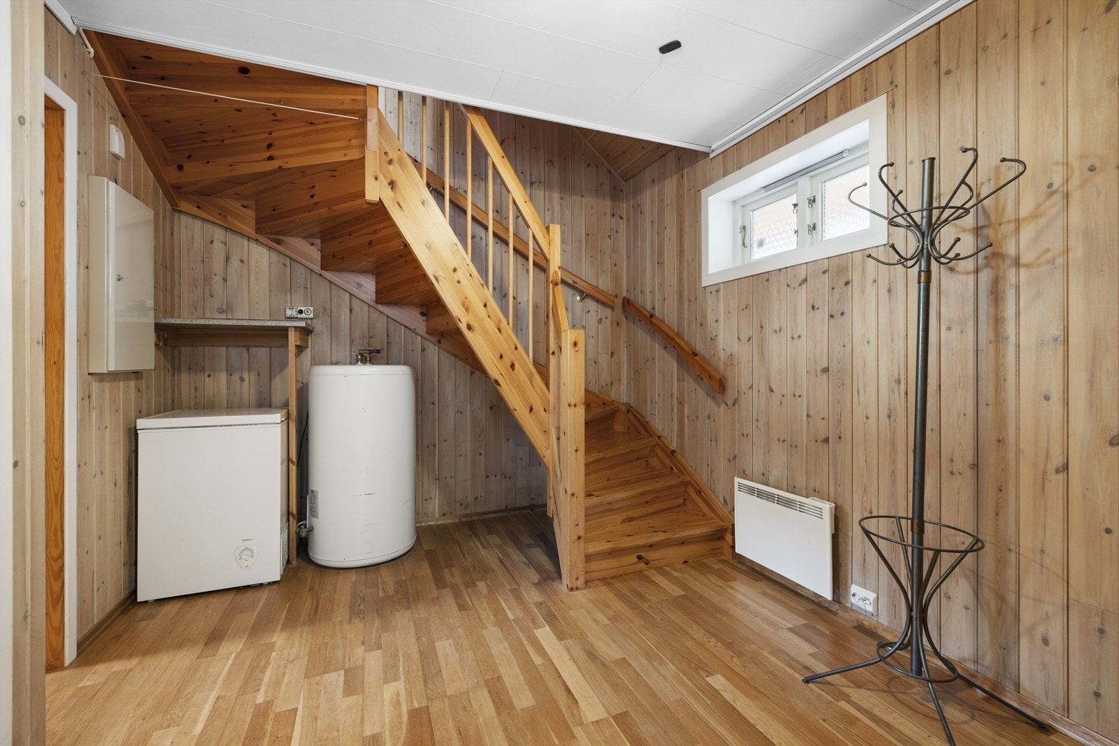 Fra hall er det inngang til bad og soverom, samt trapp opp til 2. etasje Galleribilde