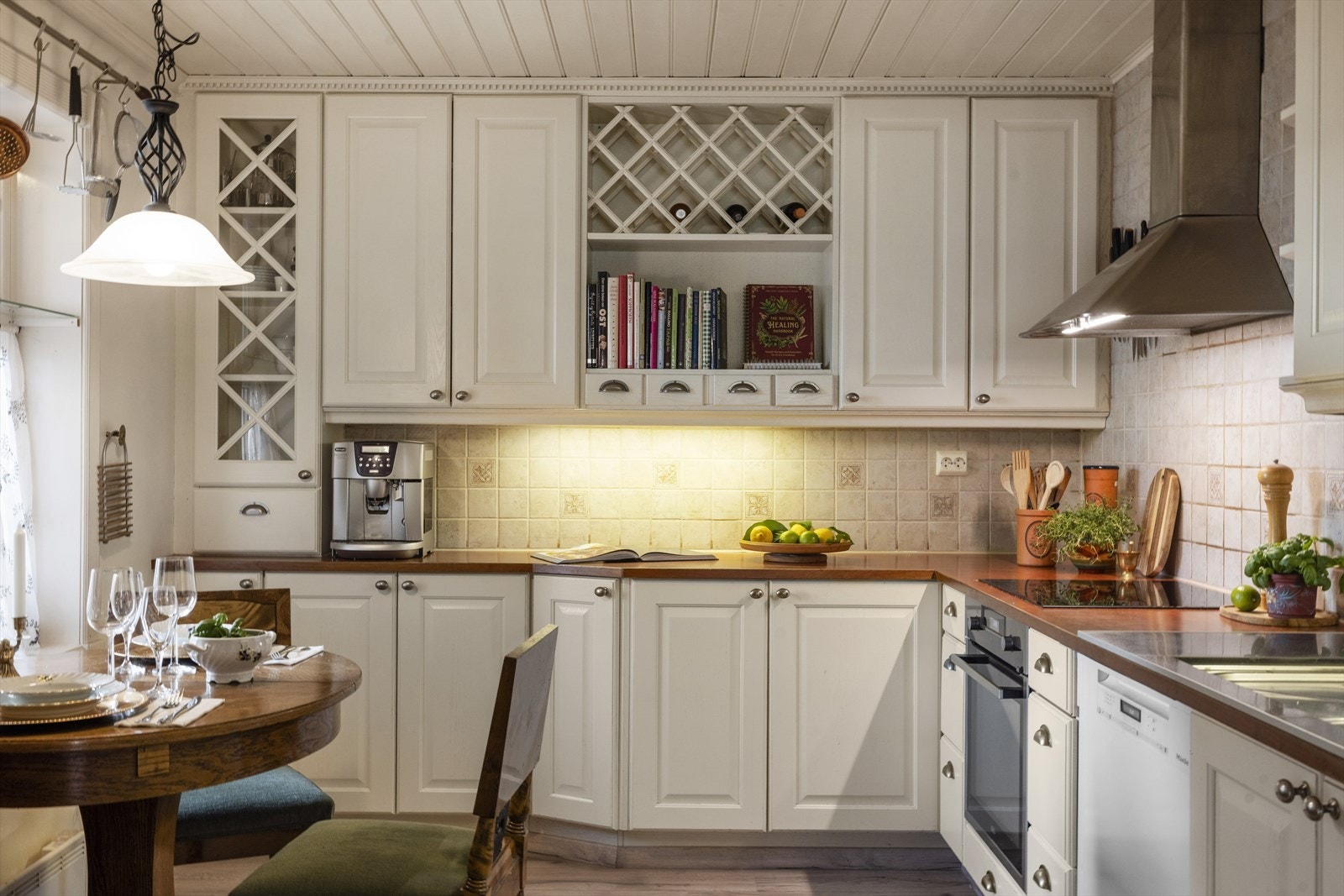 Pen heltre innredning med profiler og utskjæringer i belistning Galleribilde