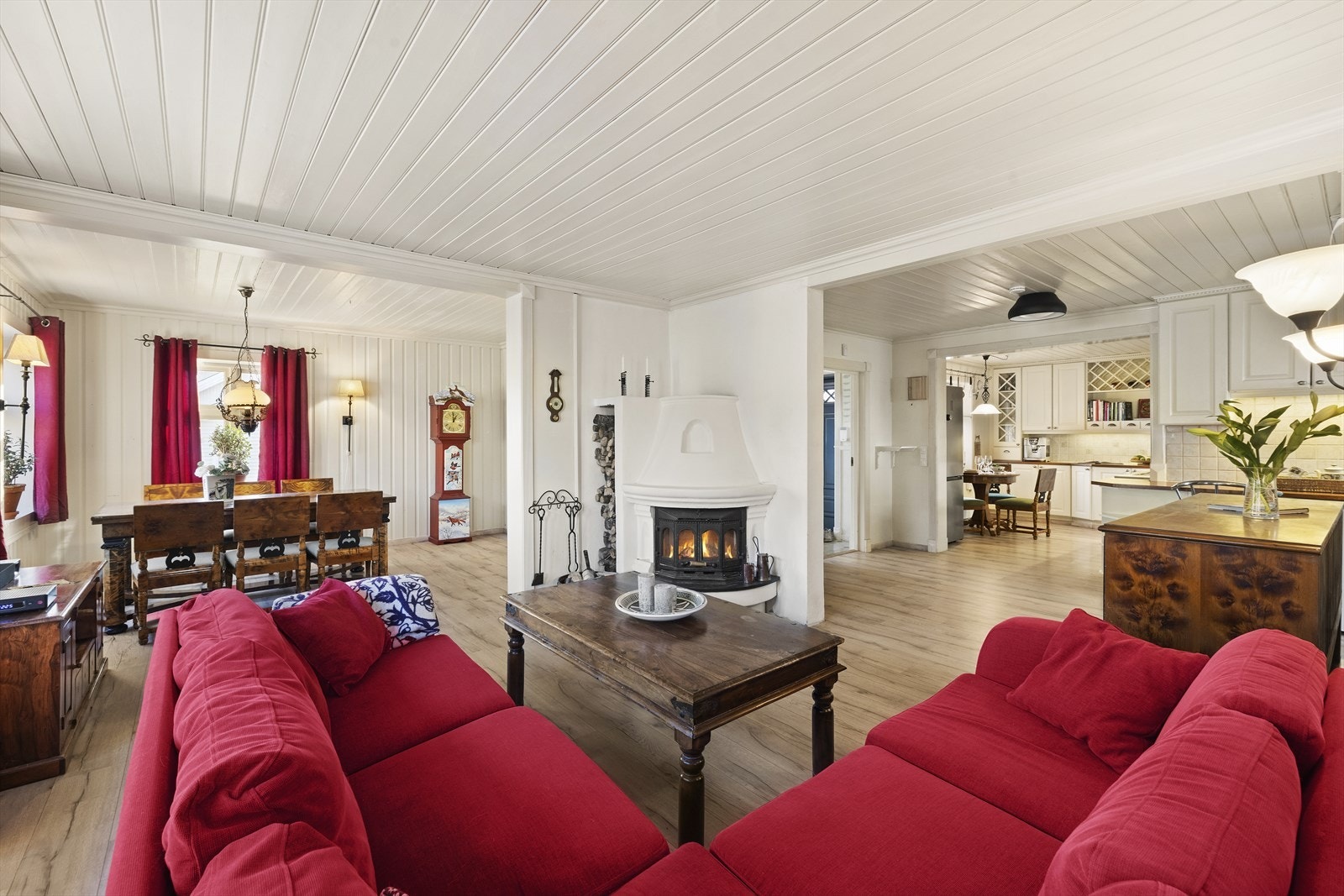 Rommene har god takhøyde som gir en luftig romfølelse, samt flere, gode møbleringsalternativ Galleribilde