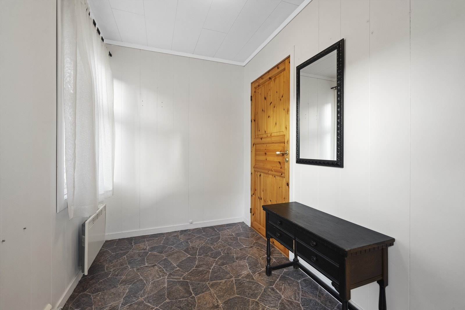 Leilighet: Fra overbygget inngangsparti kommer man inn til leilighetens vindfang, med videre adkomst til romslig hall Galleribilde