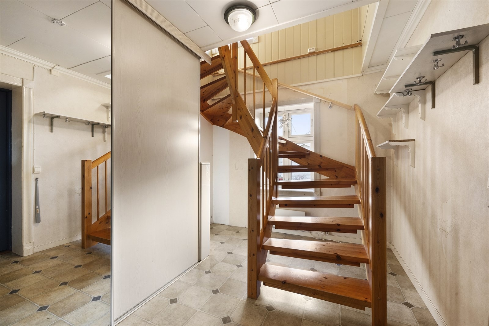 Fra overbygget inngangsparti kommer man inn til romslig entrè, med stor skyvedørsgarderobe Galleribilde