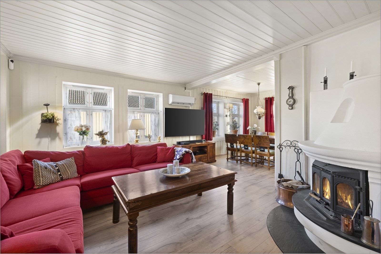 Stuen er innredet med varmepumpe og peis med innsats, som sørger for hyggelig stemning og god oppvarming til boligens hovedetasje Galleribilde